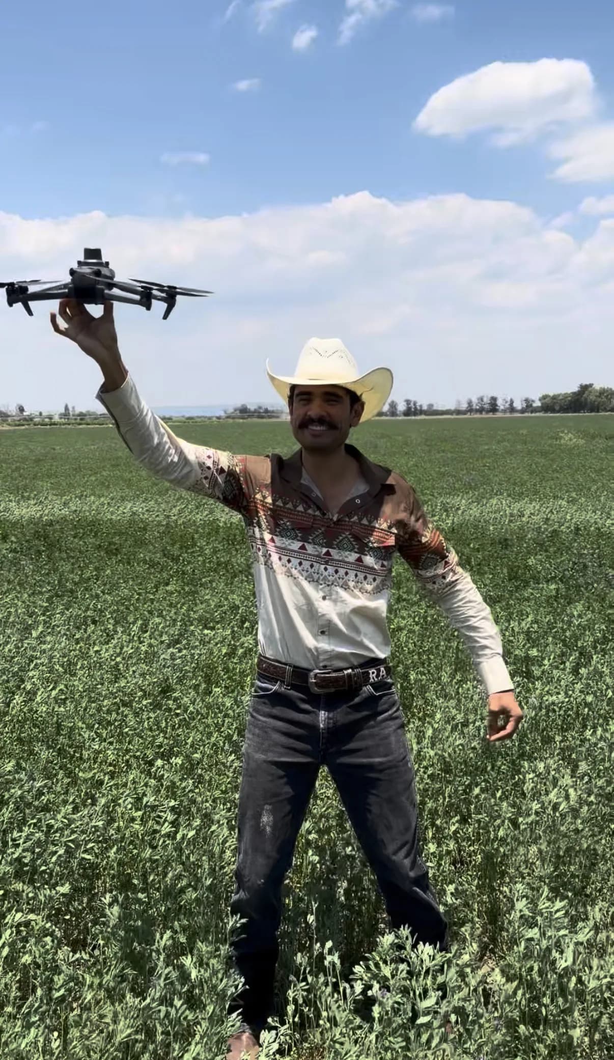Rodo El Zootecnista sostiene un dron sobre un cultivo verde